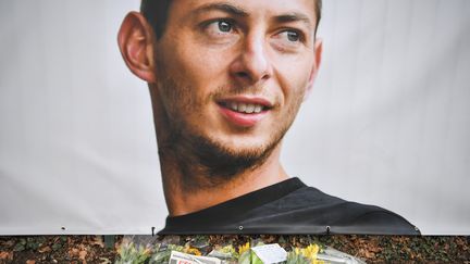 Un portrait d'Emiliano Sala est affiché devant la Jonelière, le centre d'entraînement du FC Nantes, le 23 janvier 2019 à La Chapelle-sur-Erdre (Loire-Atlantique). (LOIC VENANCE / AFP)