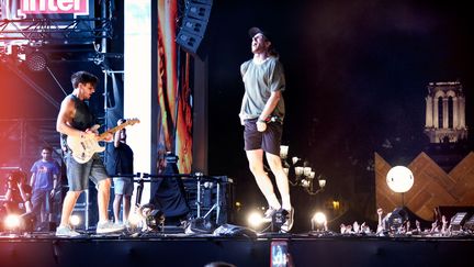 Le DJ Mome (gauche) a invité le rappeur Flo The Kid sur la scène du Fnac Live Festival, le 6 juillet 2017.
 (Christophe Crénel / Fnac Live)