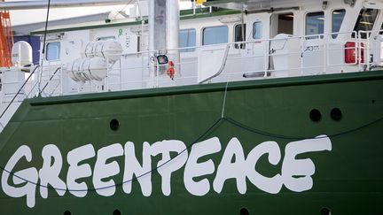 Le logo&nbsp;de Greenpeace sur le bateau de l'organisation, le "Rainbow Warrior III", le 19 octobre 2011 &agrave;&nbsp;Bremerhaven (Allemagne). (ODD ANDERSEN / AFP)