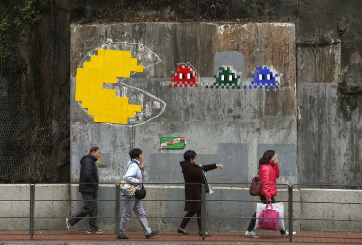 Une création de l'artiste français Invader sur un mur de la ville de Hong Kong, le 7 mars 2014. (BOBBY YIP / REUTERS)