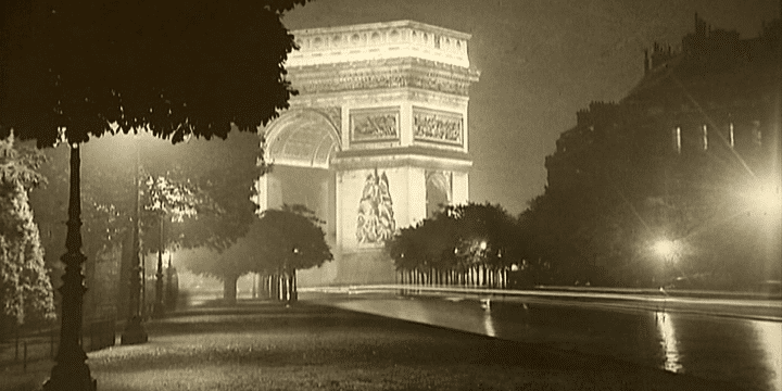 L'arc de Triomphe vu par Brassaï dans la série "Paris la nuit", 1935
 (Brassaï (Capture d&#039;écran))