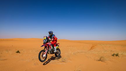 Après la journée de repos, les motards ont repris la route du Dakar avec une étape mouvementée ! Jose Ignacio Cornejo (Honda) remporte cette étape, mais la nouvelle du jour concerne Sam Sunderland (Gas Gas) ! Leader avant l'étape, il concède 25'55'' sur le vainqueur du jour. Adrien Van Beveren (Yamaha) devient le nouveau leader du général. Le Français possède 5'12'' d'avance sur Matthias Walkner, 5'23'' sur Kevin Benavides et 5'38'' sur Sam Sunderland.