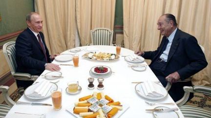 Un petit déjeuner entre l'ancien président Chirac et Vladimir Poutine, alors Premier ministre, en visite en France, le 27 novembre 2009. (AFP/Patrick Kovarik)