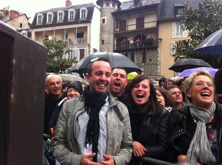 Larmes de joie dans la foule de Tulle, dimanche 6 mai à 20 heures (PM)