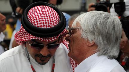 Le prince Salman bin Hamad al-Khalifa discute avec Bernie Ecclestone (DIMITAR DILKOFF / AFP)