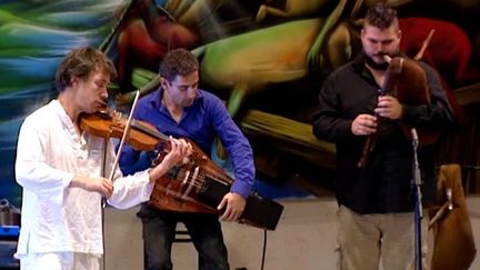 Chapitre V, un savant mélange de guitares électriques et de vièles traditionnelles 
 (France3/culturebox)