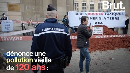 Ce mardi 12 février, des militants de l'association ZEA ont déposé plusieurs tonnes de déchets toxiques dans les rues de Paris. Ils dénoncent le mauvais traitement des rejets d'usine.