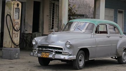 Une voiture devant une pompe à essence, à La Havane, à Cuba, le 12 avril 2011. (DESMOND BOYLAN / X00037)