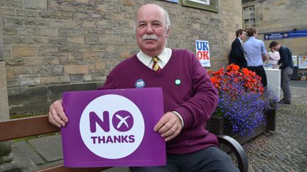 Le militant conservateur John Greenwell participe &agrave; un stand pour le "non" &agrave; l'ind&eacute;pendance de l'Ecosse, &agrave;&nbsp;Coldstream (sud de l'Ecosse), le 16 septembre 2014. (YANN THOMPSON / FRANCETV INFO)