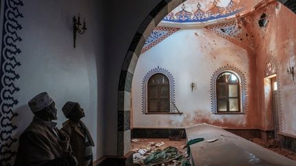 Des croyants dans la mosquée al-Nejashi, une des plus anciennes mosquées d'Afrique, endommagée par la guerre. (EDUARDO SOTERAS / AFP)