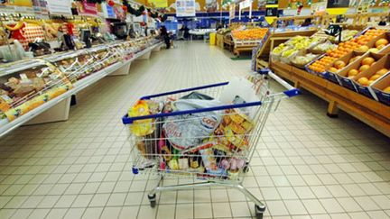 Un caddie chargé de nourriture dans un supermarché (archives) (AFP / Mychele Daniau)