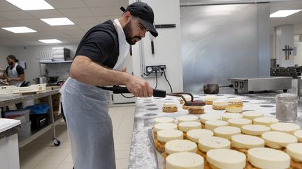 Un pâtissier prépare des gâteaux. (GUILLAUME BONNEFONT / MAXPPP)