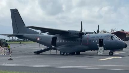 Un avion Dash français à l'aéroport de Mayotte, après la tempête Chido, le 15 décembre 2024. (AEROPORT DE MAYOTTE)