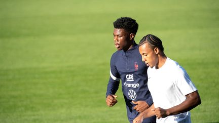 Aurélien Tchouameni et Jules Koundé à l'entraînement avec l'équipe de France à Strasbourg, le 2 septembre 2021. (SEBASTIEN BOZON / AFP)