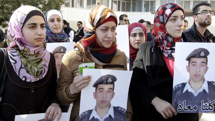 L'&eacute;pouse (au centre) du pilote jordanien captur&eacute; par l'Etat islamique participe &agrave; une manifestation pour la lib&eacute;ration de so &eacute;poux, le 3 f&eacute;vrier 2015 &agrave; Amman (Jordanie). (KHALIL MAZRAAWI / AFP)