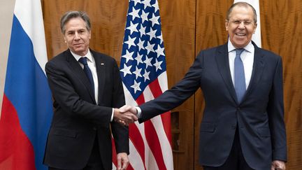 Le secrétaire d'Etat américain, Antony Blinken (à gauche), et le ministre des Affaires étrangères russes, Sergueï Lavrov, le 21 janvier 2022 à Genève (Suisse). (ALEX BRANDON / AP)