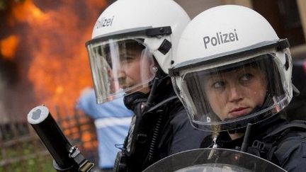 A Zurich, en Suisse, le 1er mai a été émaillé d'incidents avec des jeunes en marge des défilés. (AFP PHOTO / FABRICE COFFRINI)