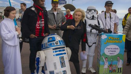 L'ex-premi&egrave;re dame pose en compagnie de personnages de Star Wars, &agrave; Nice,&nbsp;le&nbsp;7 f&eacute;vrier 2015. (CITIZENSIDE/ERICK GARIN )