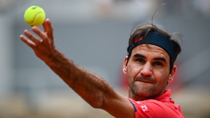 Roger Federer aurait sans doute préféré passer moins de temps sur le court pour son 2e tour à Roland-Garros 2021. (ANNE-CHRISTINE POUJOULAT / AFP)