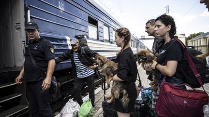 Des&nbsp;réfugiés&nbsp;de la région du Donbass, sur le quai de la gare de&nbsp;Pokrovsk, en Ukraine.&nbsp; (METIN AKTAS / ANADOLU AGENCY)