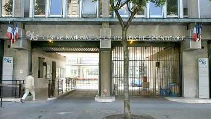 Devant le siège du Centre national de la recherche scientifique (CNRS), le 1er août 2003.&nbsp; (JOEL ROBINE / AFP)