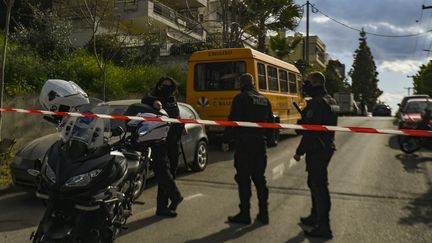 Des policiers devant le domicile du journaliste&nbsp;Giorgos Karaïvaz, tué par balle à Athènes (Grèce), vendredi 9 avril 2021.&nbsp; (DIMITRIS LAMPROPOULOS / ANADOLU AGENCY / AFP)