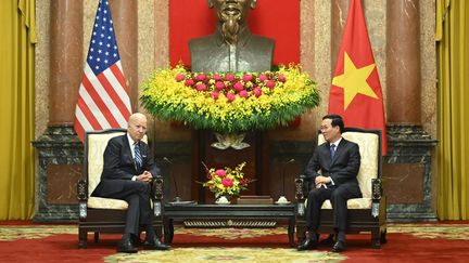 Le président américain, Joe Biden, au côté de son homologue vietnamien, Vo Van Thuong, le 11 septembre 2023 à Hanoï. (SAUL LOEB / AFP)