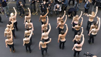 Des militantes Femen manifestent devant la Maison des Centraliens &agrave; Paris avant la tenue d'une conf&eacute;rence de presse de Marine Le Pen, la pr&eacute;sidente du Front national, le 22 avril 2014. (LIONEL BONAVENTURE / AFP)