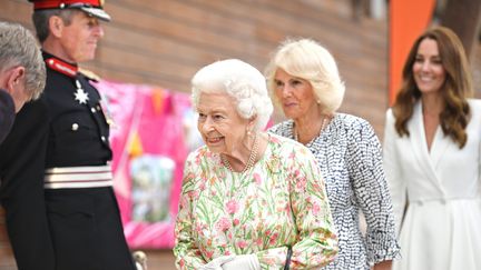 La reine Elizabeth est accompagnée par la&nbsp;duchesse de Cornouailles, Camilla, et de la duchesse de&nbsp;Cambridge,&nbsp;Kate, le 11 juin 2021 à&nbsp;Saint Austell (Royaume-Uni). (MAXPPP)