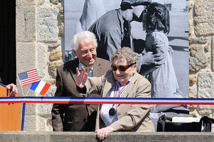 Le photographe et Simone Leluault lors de l'inauguration de la Place Tony Vaccaro à Saint Briac (Ille-et-Vilaine), le 7 juin 2014.
 (JEAN-SEBASTIEN EVRARD / AFP)