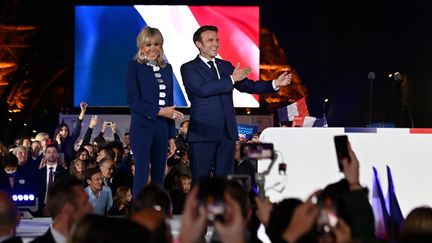 Emmanuel Macron aux côtés de son épouse Brigitte Macron après la victoire du président sortant à la présidentielle sur le&nbsp;Champ de Mars à Paris, le 24 avril 2022.&nbsp; (JULIEN MATTIA / LE PICTORIUM / MAXPPP)