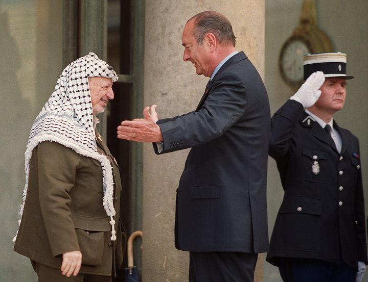 Jacques Chirac accueille Yasser Arafat à l'Elysée le 23 mai 2001. (MANOOCHER DEGHATI / AFP)