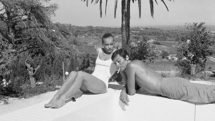 Romy Schneider et Alain Delon sur le tournage de "La Piscine" de Jacques Deray, en 1968. (SUNSET BOULEVARD / CORBIS VIA GETTY IMAGES)