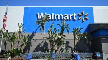 Le logo Walmart, le 15 août 2022, à&nbsp;Burbank en Californie (Etats-Unis). (ROBYN BECK / AFP)