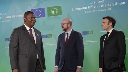 Le président centrafricain&nbsp;Faustin-Archange Touadéra accueilli par Charles Michel, président du Conseil européen, et Emmanuel Macron, lors du sixième sommet Union européenne-Union africaine, le 17 février 2022. (OLIVIER HOSLET / POOL VIA AFP)