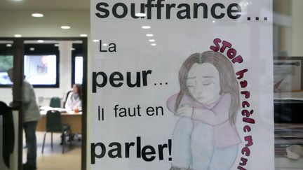 Une affiche de lutte contre le harcèlement scolaire dans un collège de Communay, dans le Rhône. (PIERRE AUGROS / MAXPPP)