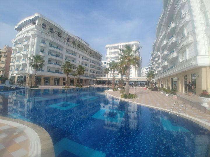 L'hôtel Grand Blue Fafa Resort 5*&nbsp;dans la station balnéaire de&nbsp;Golem, à proximité de Durrës, au bord de la mer Adriatique.&nbsp;Le principal attrait de Durrës est l'amphithéâtre de l'empereur romain Hadrien, avec ses 15 000 places assises, le deuxième plus grand amphithéâtre des Balkans. (Photo Emmanuel Langlois)