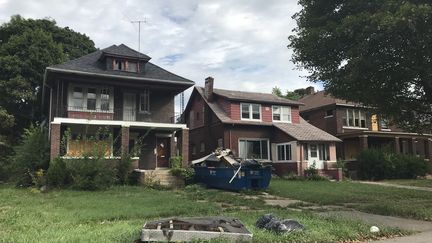 Dix ans après la crise des subprimes, des milliers de maisons sont encore à l'abandon à Detroit (Michigan). Certaines sont rachetées pour une bouchée de pain. (GREGORY PHILIPPS / FRANCEINFO)