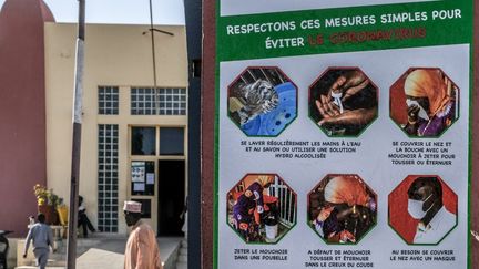 Une affiche reprenant les gestes barrière pour lutter contre le Covid-19 dans la capitale sénégalaise, Dakar.&nbsp; (SADAK SOUICI / ANADOLU AGENCY)