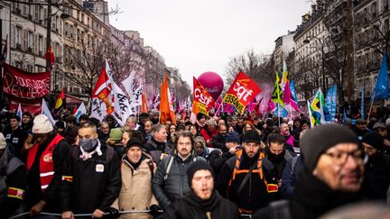 Des manifestants, le 19 janvier 2023, dans le cortège parisien contre la réforme des retraites présentée par le gouvernement d'Elisabeth Borne. (XOSE BOUZAS / HANS LUCAS / AFP)