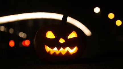 A Pékin, les autorités craignent des rassemblements pour Halloween dont les costumes peuvent servir de message contestataire. (THOMAS WARNACK / DPA via AFP)