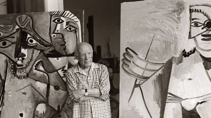 Picasso pose au milieu de ses toiles dans sa propriété de Mougins (1973) 
 (AFP)