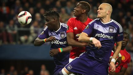 Paul Pogba (Manchester United) pris en tenaille par les Belges d'Anderlecht (VIRGINIE LEFOUR / BELGA MAG)