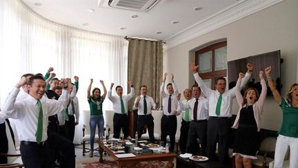 Twitter toujours... Le président mexicain Enrique Peña Nieto fait savoir via son compte Twitter @EPN qu'il soutient l'équipe nationale @miseleccionmx en affichant cette photo enthousiaste de son cabinet.

 (@epn)