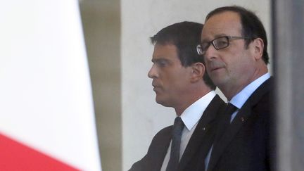 Fran&ccedil;ois Hollande et Manuel Valls &agrave; l'Elys&eacute;e, &agrave; Paris, le 12 janvier 2015. (PATRICK KOVARIK / AFP)