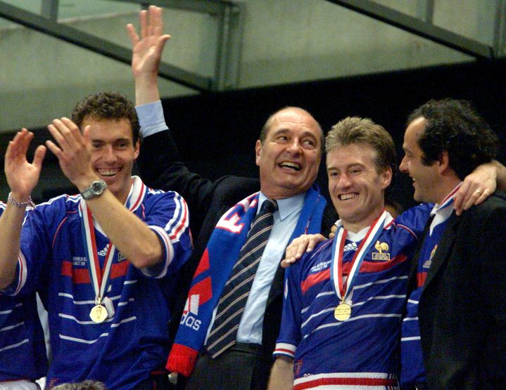 Jacques Chirac savoure la victoire des Bleus lors de la Coupe du monde&nbsp;1998, aux côtés de Laurent Blanc (à gauche), Didier Deschamps (à droite) et Michel Platini.&nbsp; (REUTERS)