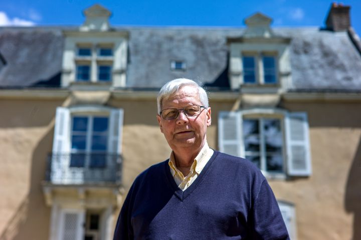 Michel Gavouyère, ancien adjoint au maire, et retraité de l’industrie automobile, à&nbsp;Chantenay-Villedieu (Sarthe) en mai 2017. (MATTHIEU MONDOLONI / RADIO FRANCE)