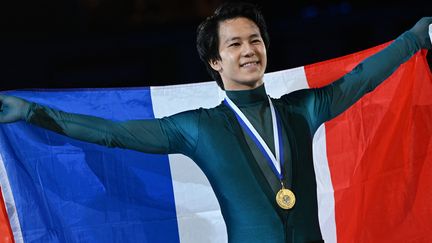 Le Français Adam Siao Him Fa sur le podium des championnats d'Europe de patinage artistique, à Espoo (Finlande), le 27 janvier 2023. (DANIEL MIHAILESCU / AFP)