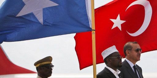 Le Premier ministre turc Recep Tayyip Erdogan reçu par le président somalien Cheikh Sharif Cheikh Ahmed à Aden lors de sa visite officielle en Somalie, le 19 Août 2011.  (AFP PHOTO UA-ONU IST PHOTO / Stuart Price)