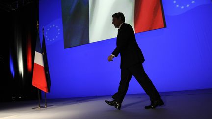 Nicolas Sarkozy monte &agrave; la tribune, le 1er d&eacute;cembre 2011 &agrave; Toulon (Var). (ERIC&nbsp;FEFERBERG / AFP)